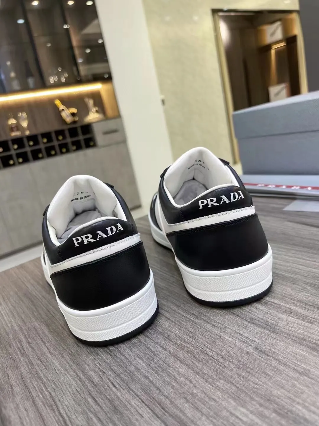 P380 Yuan 38-45 Prada Prada’s new men’s leather sports shoes, the highest version on the market, any comparison is welcome🆚! The original leather has excellent texture and is super high-end! Fetal sheep net lining imported from Italy, removable pad! Luxurious materials and fine workmanship, highly recommended!